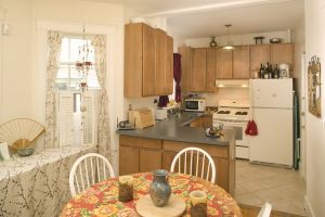 M855-2-2-Cambridge-Retreat-2-Short-Term-Rental-Kitchen