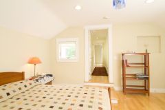 11-M807-Cambridge-Vacation-Rental-Rooms-Room-2-with-Queen-Bed